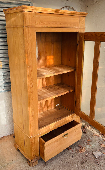 Gammelt karlekammerskab i fyrretræ