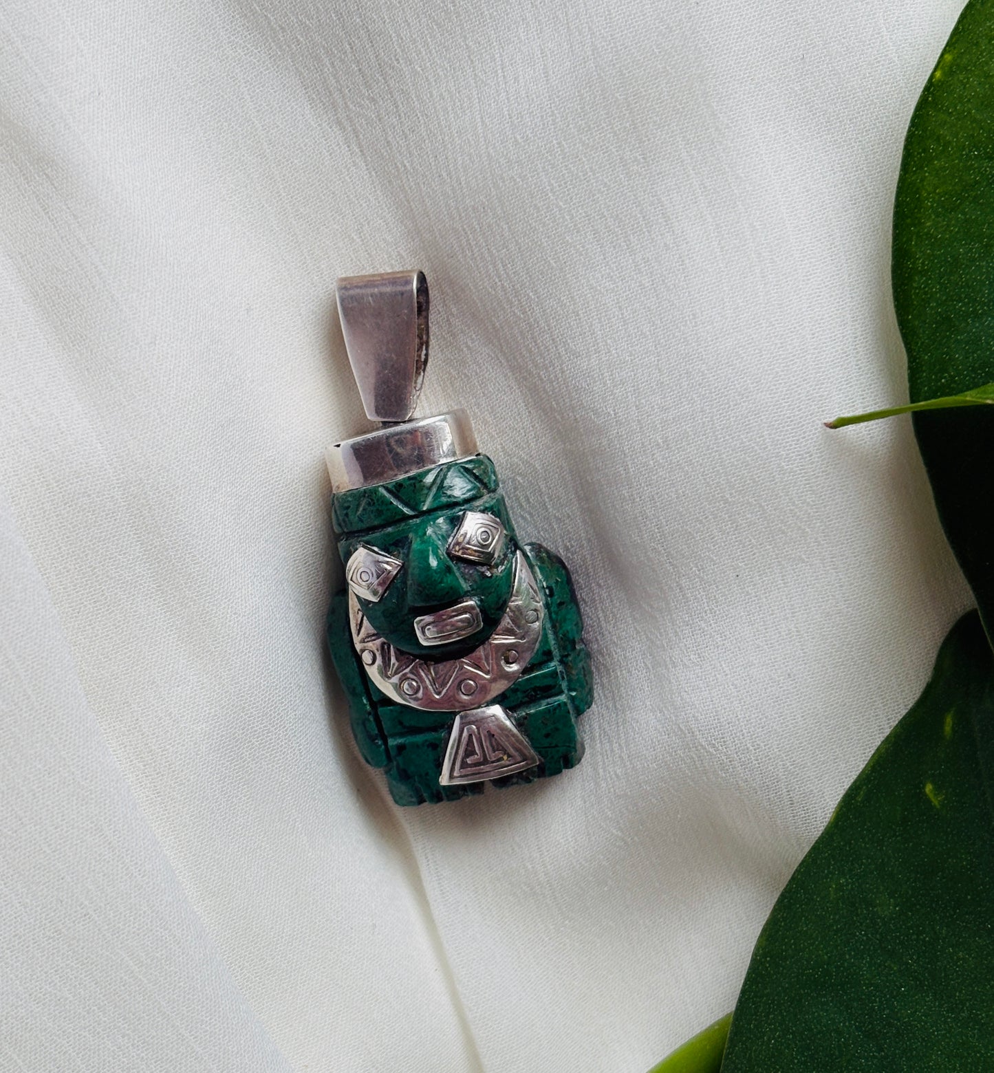 Vedhæng i chrysocolla med sølvdetaljer – Peru