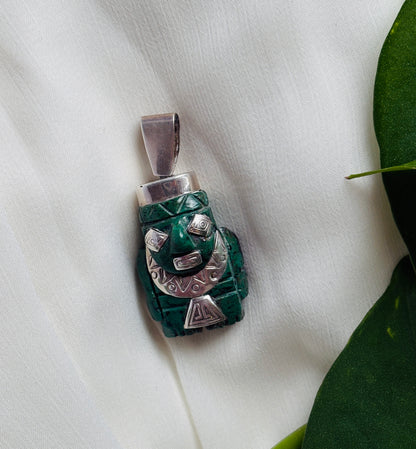 Vedhæng i chrysocolla med sølvdetaljer – Peru