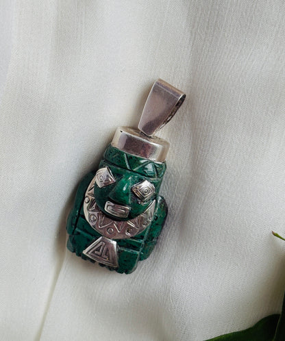 Vedhæng i chrysocolla med sølvdetaljer – Peru