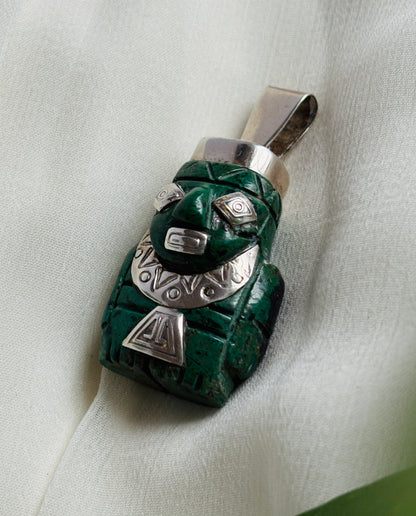 Vedhæng i chrysocolla med sølvdetaljer – Peru