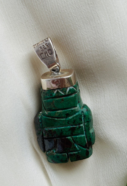 Vedhæng i chrysocolla med sølvdetaljer – Peru