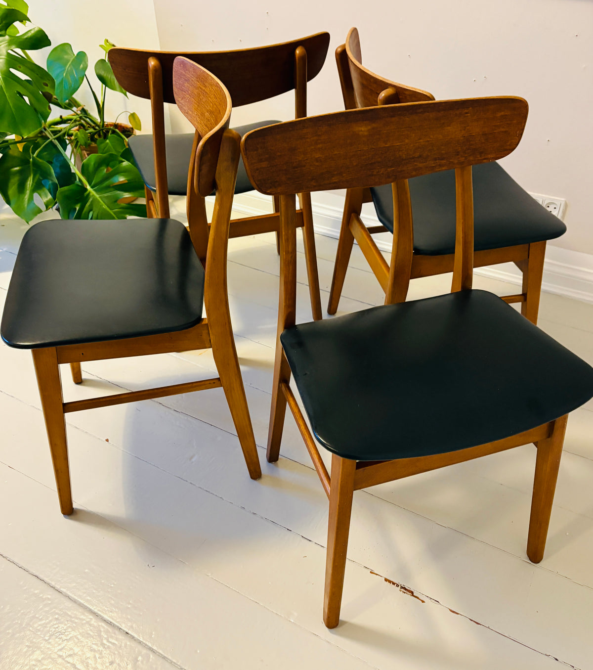 4 Mosbøl dining chairs – Findahls Møbelfabrik, 1960s. Price per unit.