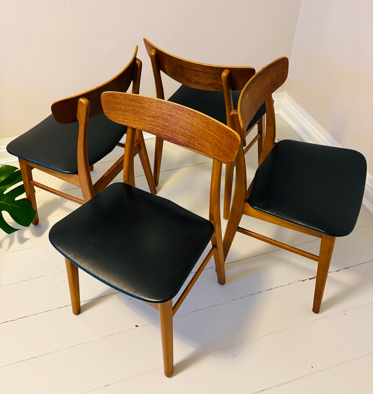 4 Mosbøl dining chairs – Findahls Møbelfabrik, 1960s. Price per unit.