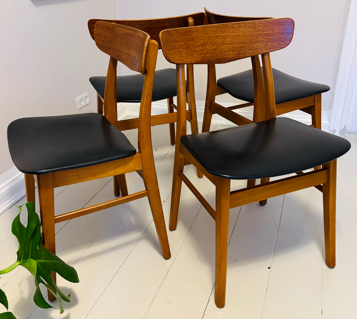4 Mosbøl dining chairs – Findahls Møbelfabrik, 1960s. Price per unit.