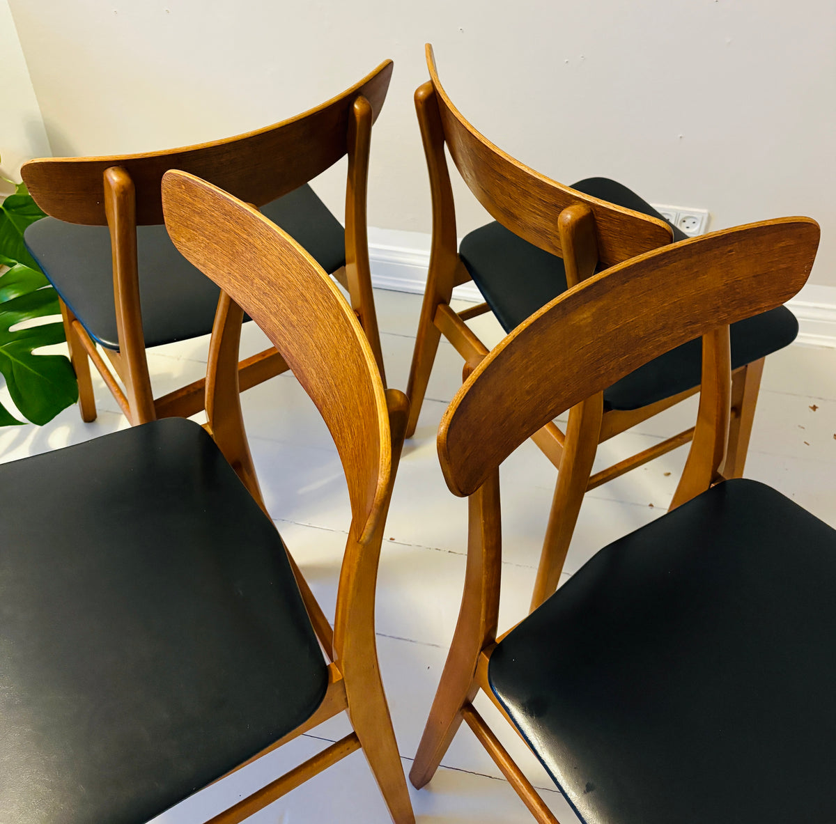 4 Mosbøl dining chairs – Findahls Møbelfabrik, 1960s. Price per unit.