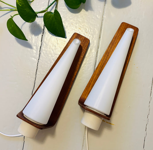 Sæt med 2 væglamper i teak og opalglas