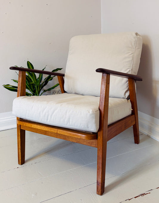 Retro lænestol i massiv eg med armlæn i teak