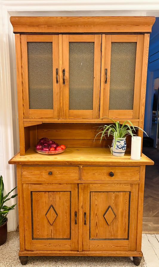 Gammelt køkkenskab i massivt fyrretræ med smuk patina, sjæl og funktionalitet