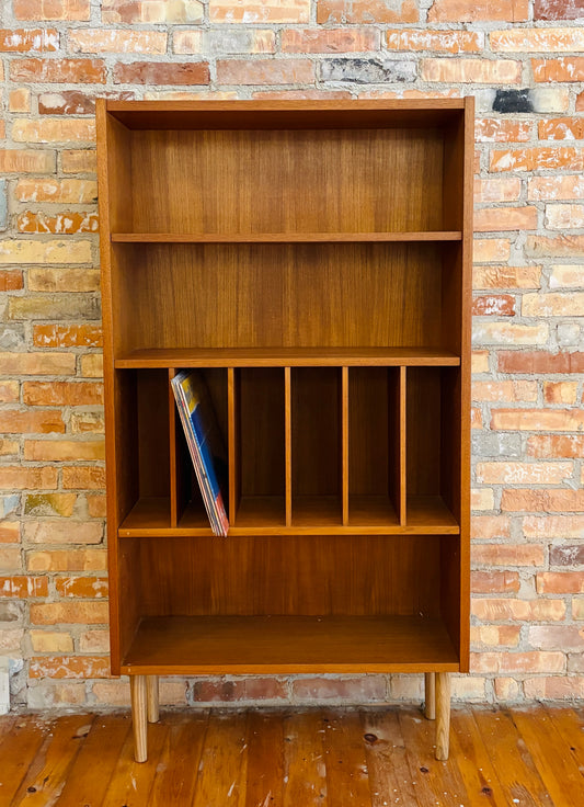Fritstående reol i teak – 1960’erne