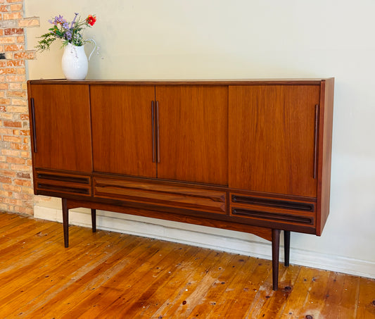 Klassisk highboard i teak