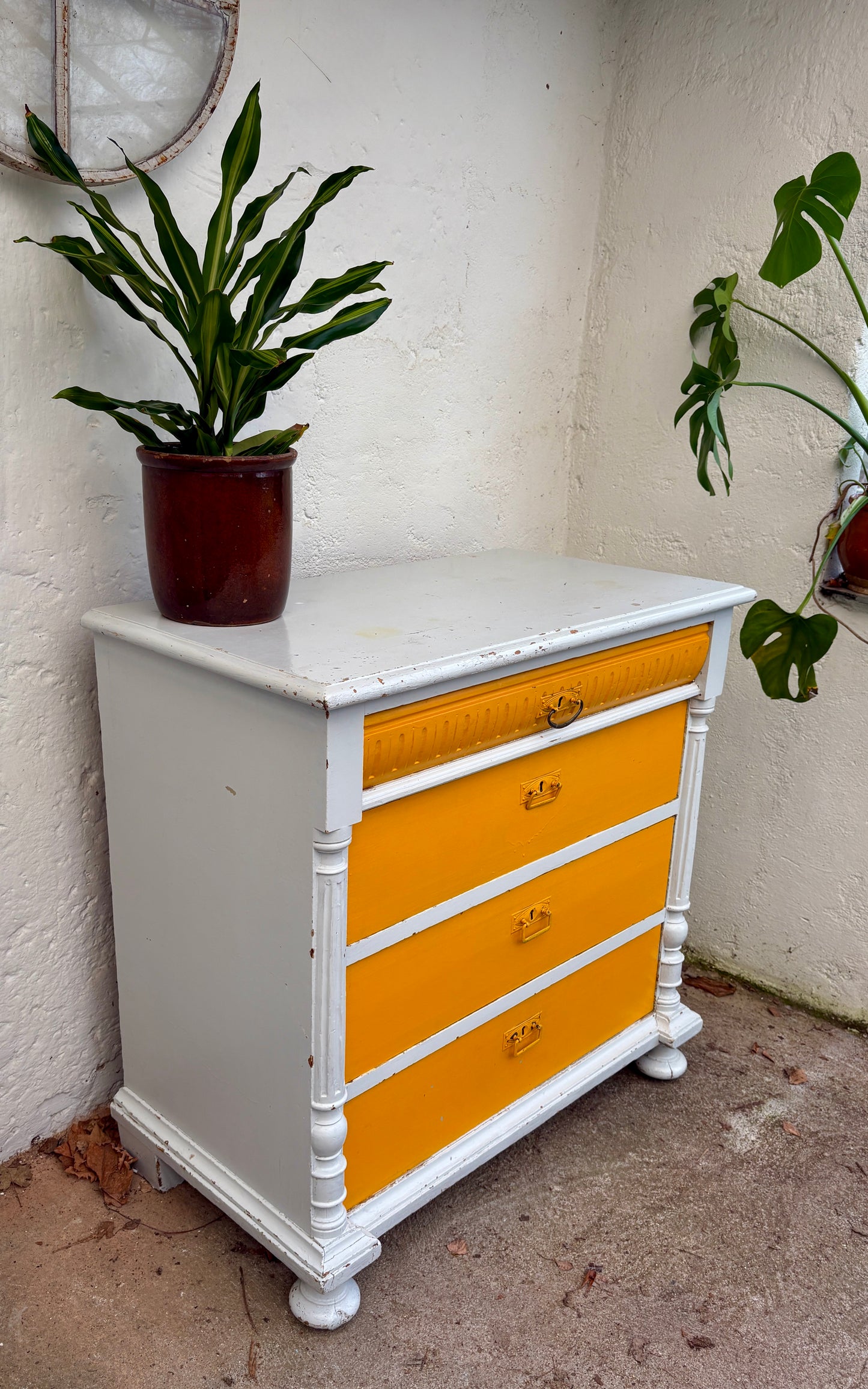 En ægte solstråle: unik vintagekommode