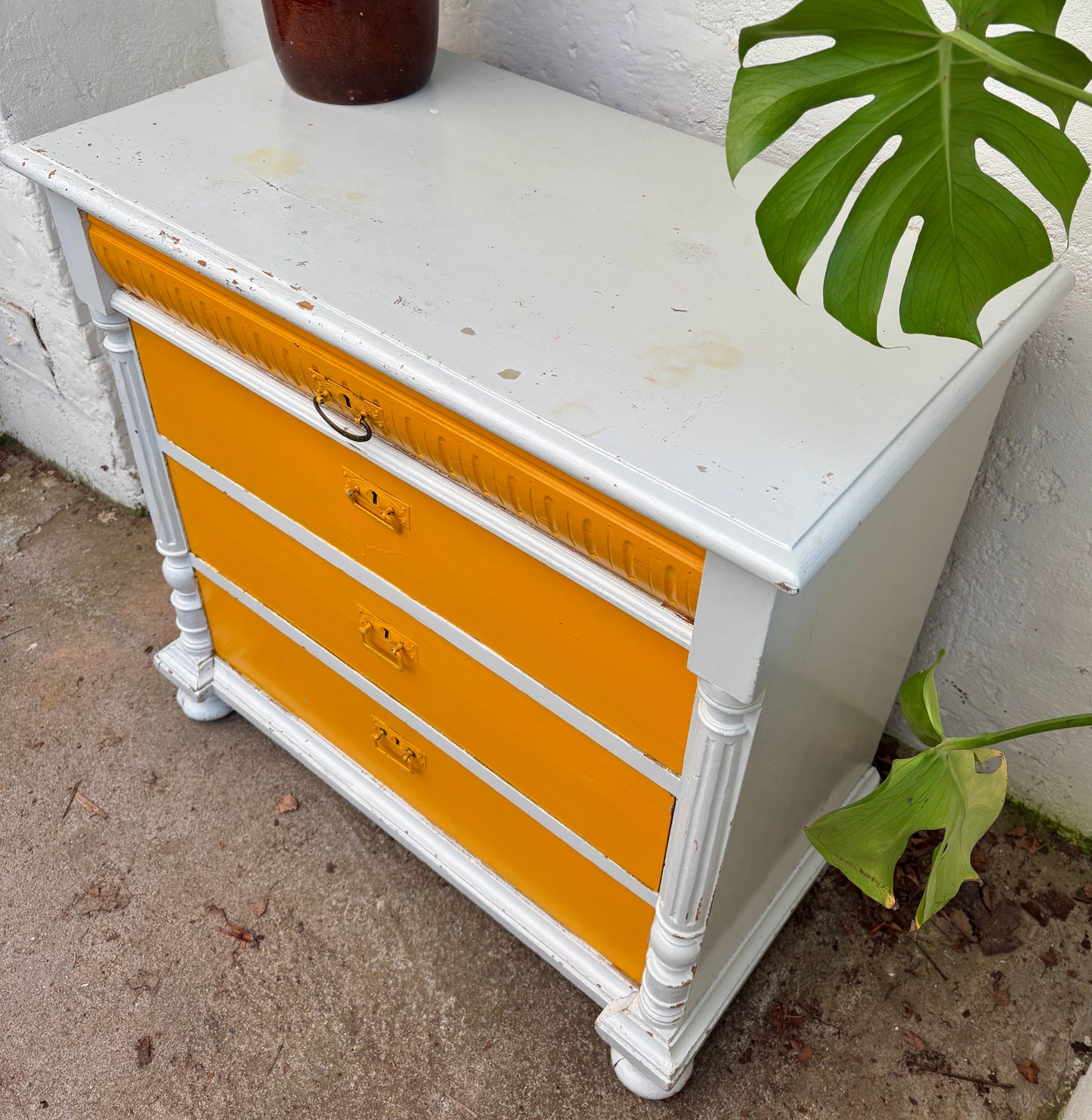 En ægte solstråle: unik vintagekommode