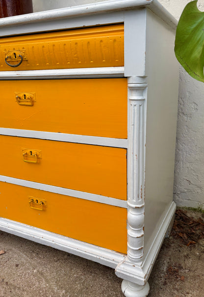 En ægte solstråle: unik vintagekommode