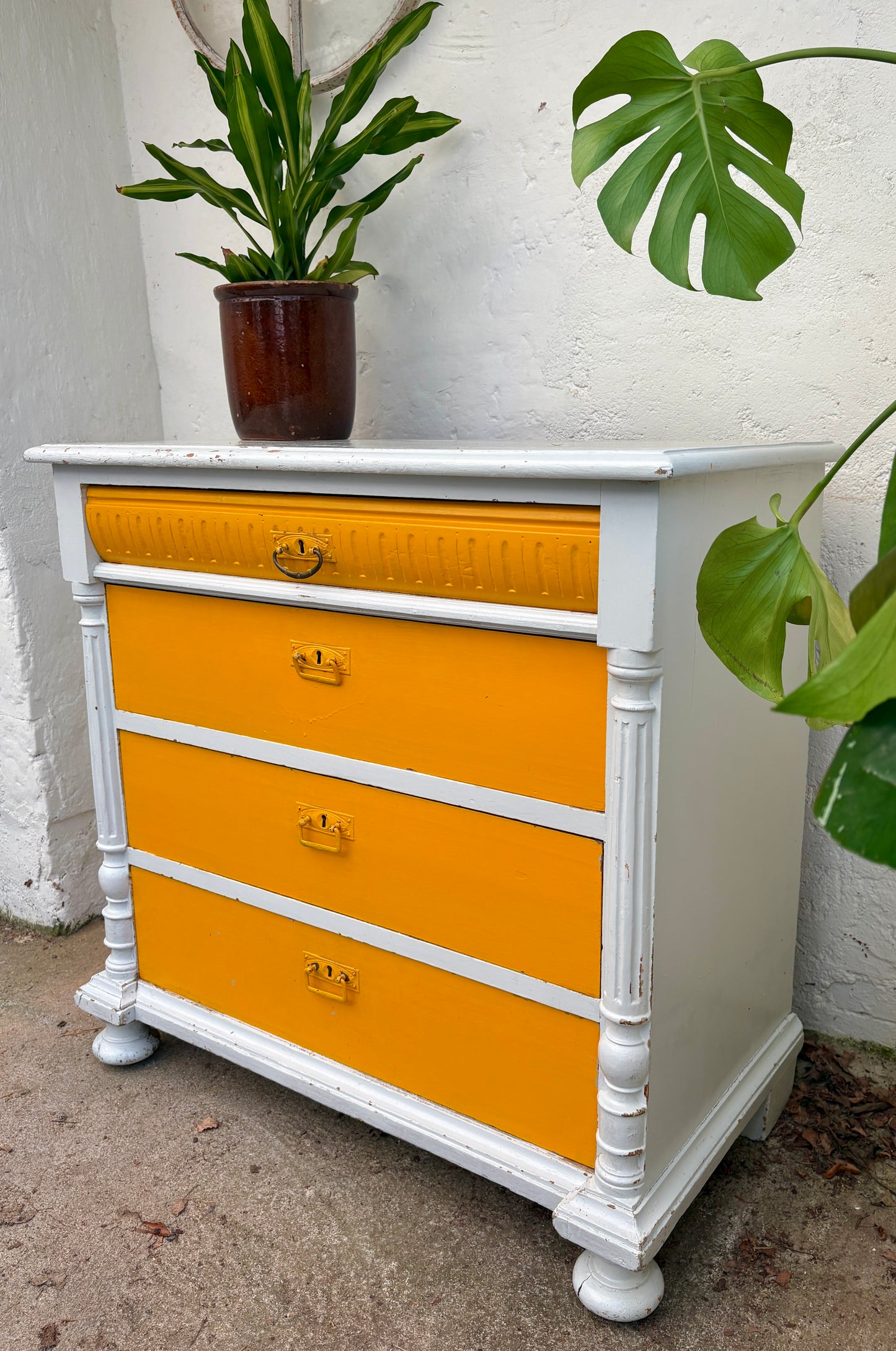 En ægte solstråle: unik vintagekommode