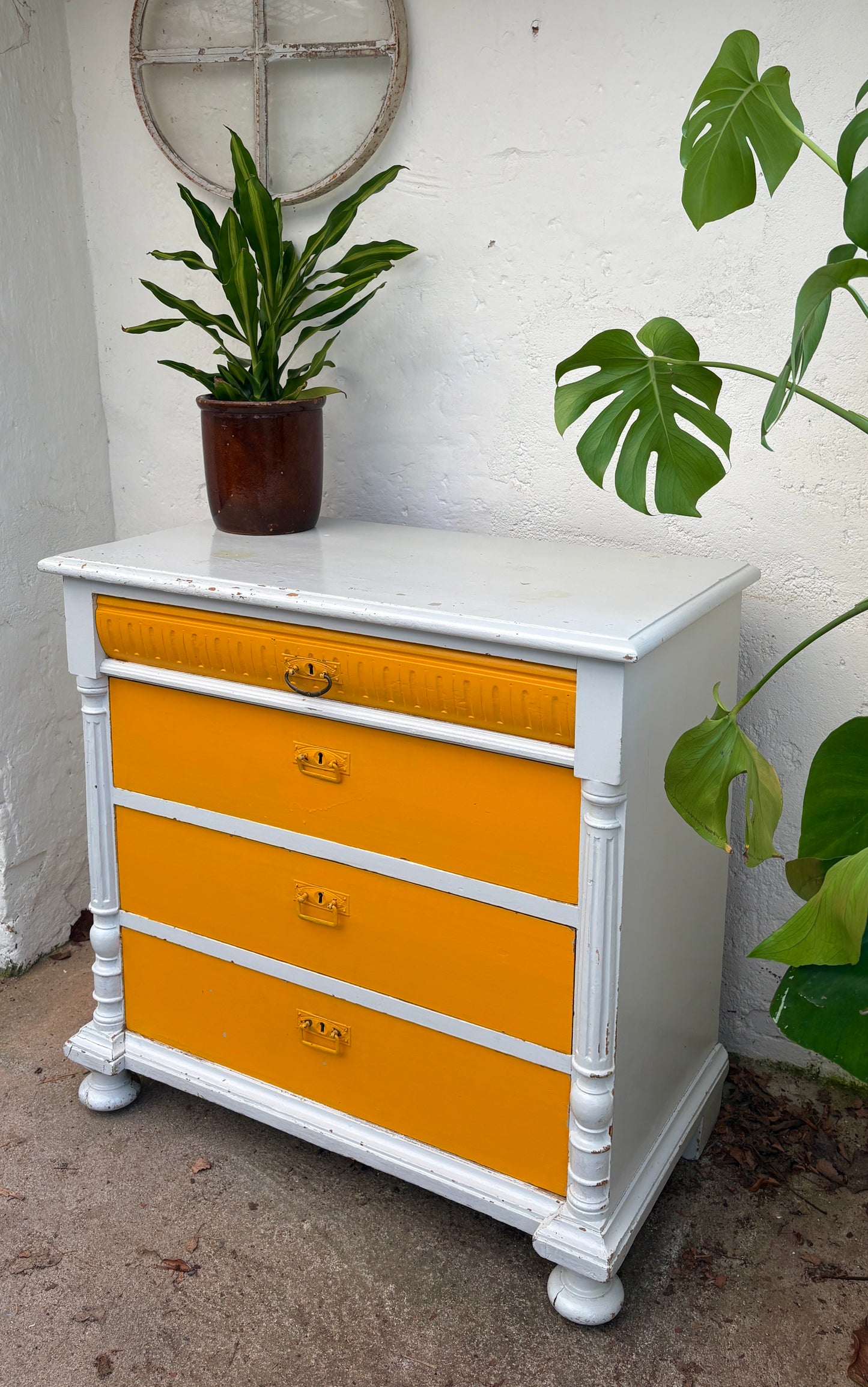 En ægte solstråle: unik vintagekommode
