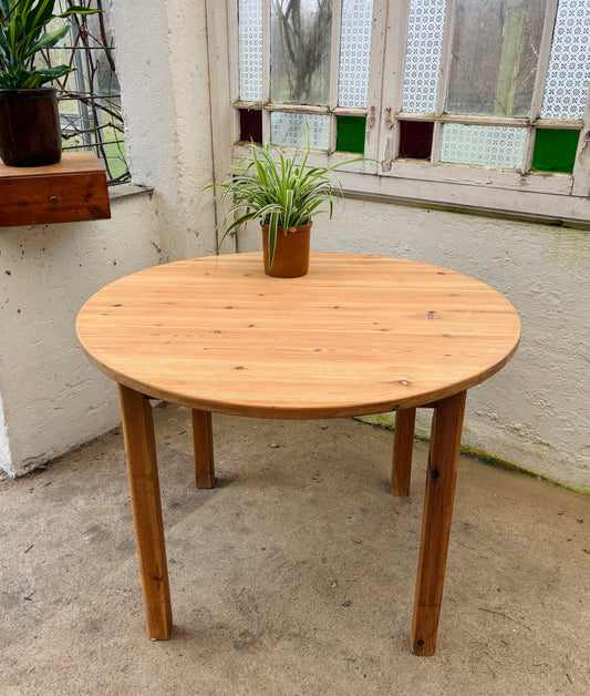 Klassisk skandinavisk spisebord i massivt fyrretræ fra 1970’erne.