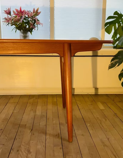 Exclusive Hans J. Wegner teak dining table - Model AT-310